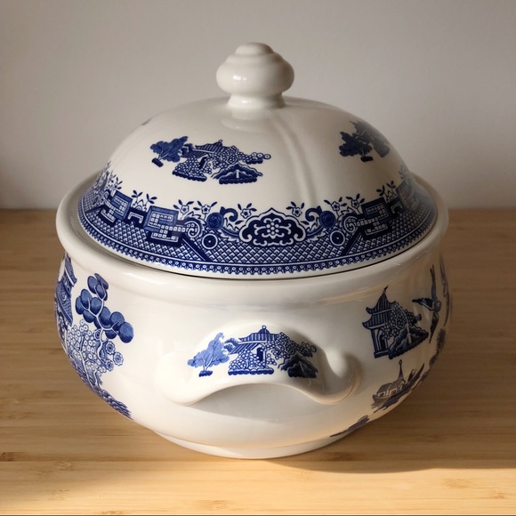Vintage Churchill England Blue Willow Covered Casserole Serving Dish with Lid - Picture 4 of 13